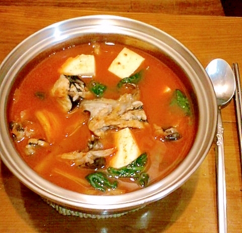 金属製の鍋に入っているチゲ風スープのピリ辛ごっこ汁