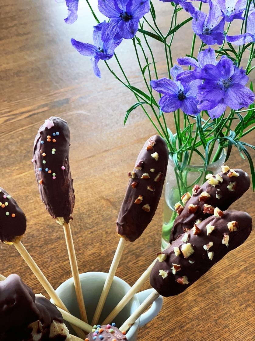 コップに立てられた数本のチョコバナナ