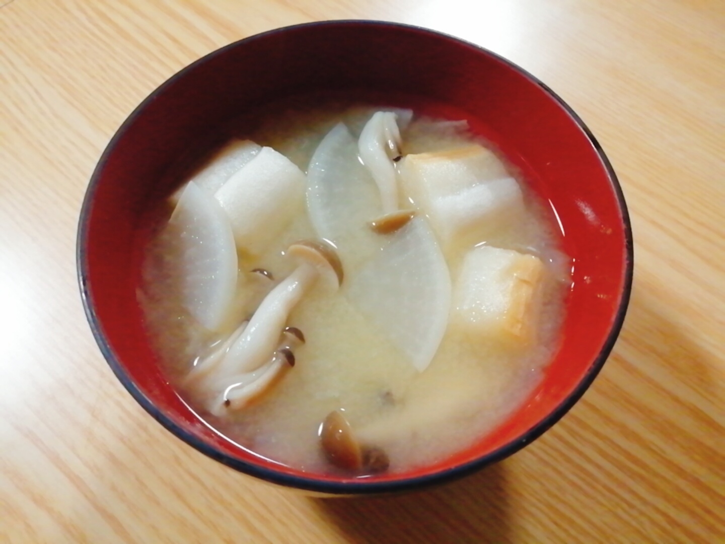 大根としめじと麩の味噌汁