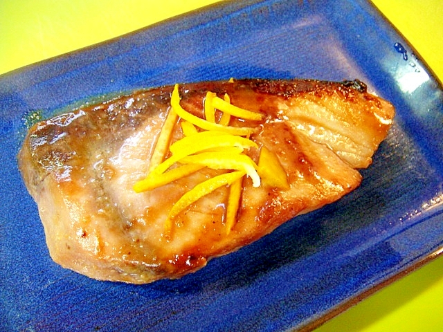 青い長皿に盛り付けたぶりのはっさく幽庵焼き