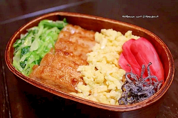 木の弁当箱に詰められた豚の照り焼きとキャベツなどの三食丼