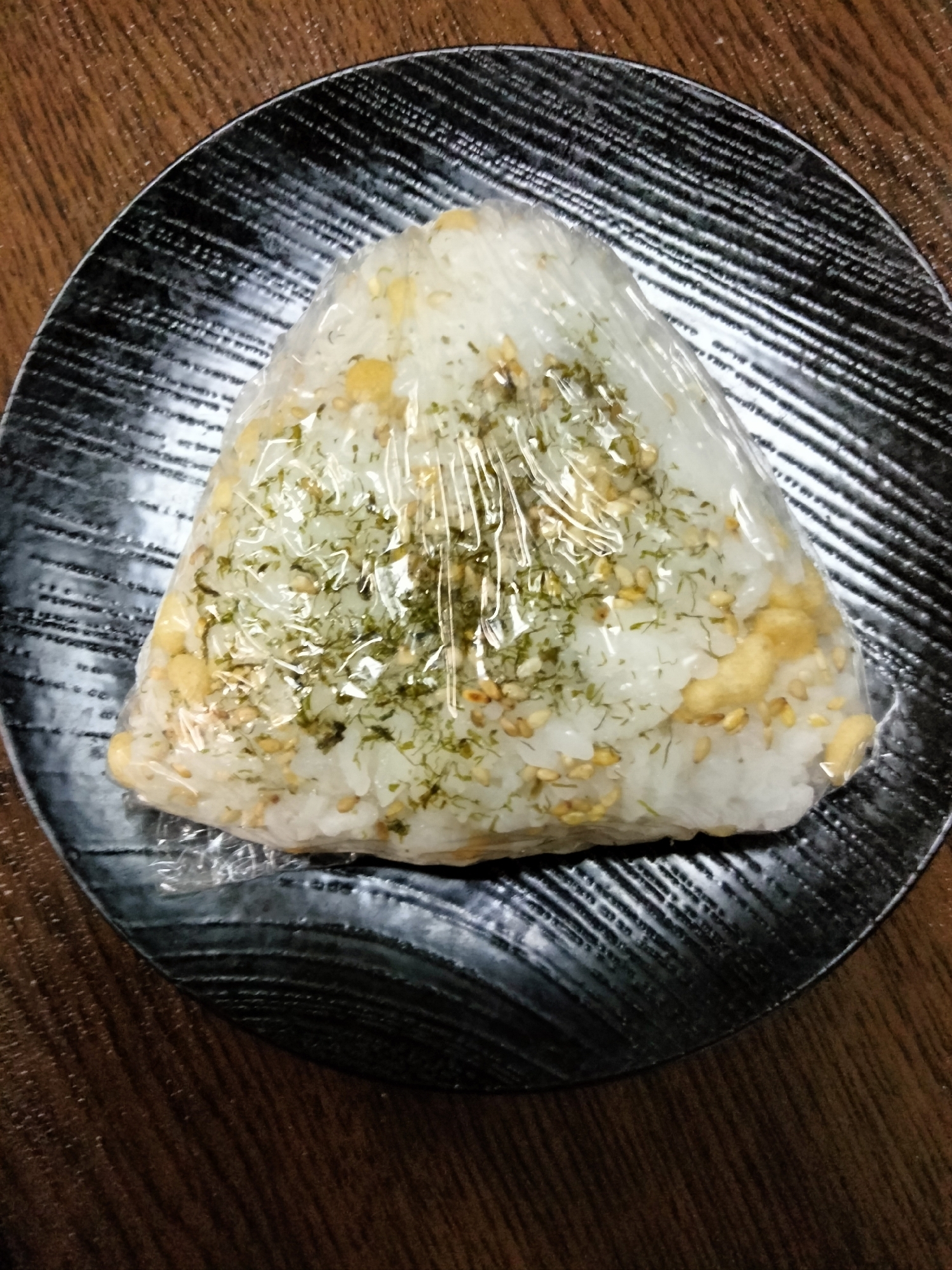 鮭フレークと白ごまのおにぎり～ごま油風味