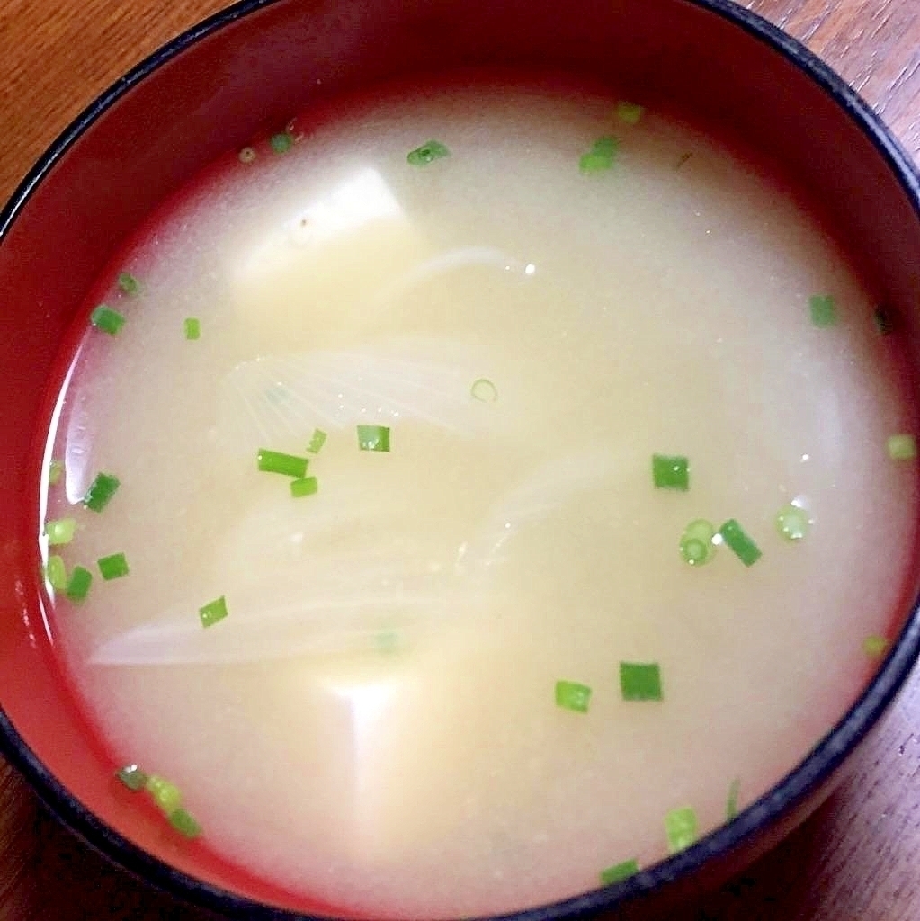 豆腐と玉ねぎの味噌汁