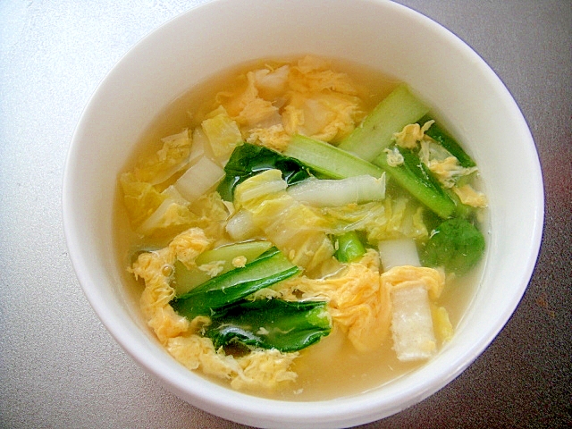 白いスープカップに入った白菜と小松菜の中華スープ