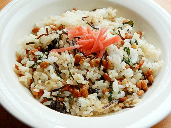 白い皿に納豆と塩こんぶのチャーハンが盛られている様子