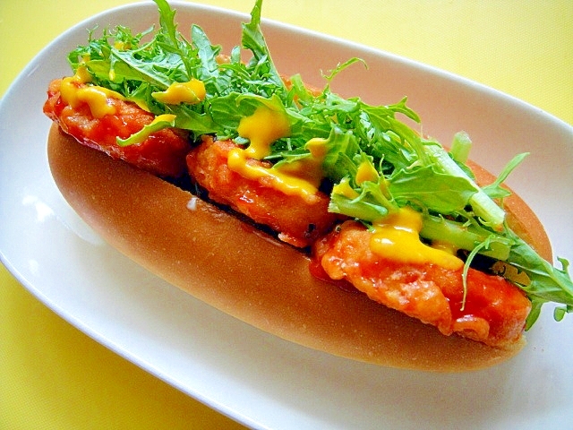 チキンナゲットとからし菜のホットドッグ