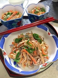 白菜の芯が甘い♪キツネとほうれん草の★蕎麦サラダ