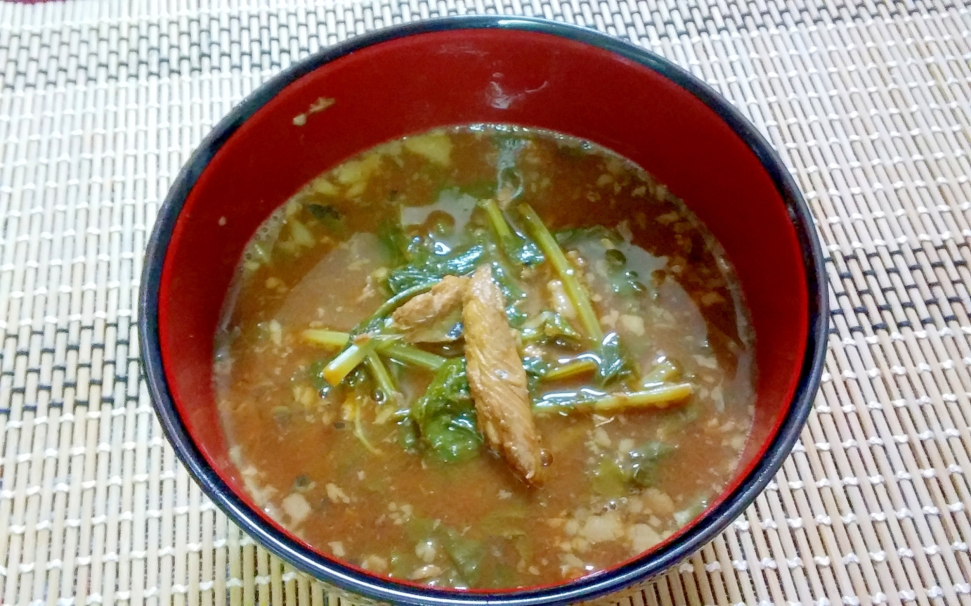 黒いお椀に入った鰯のスープ・韓国風