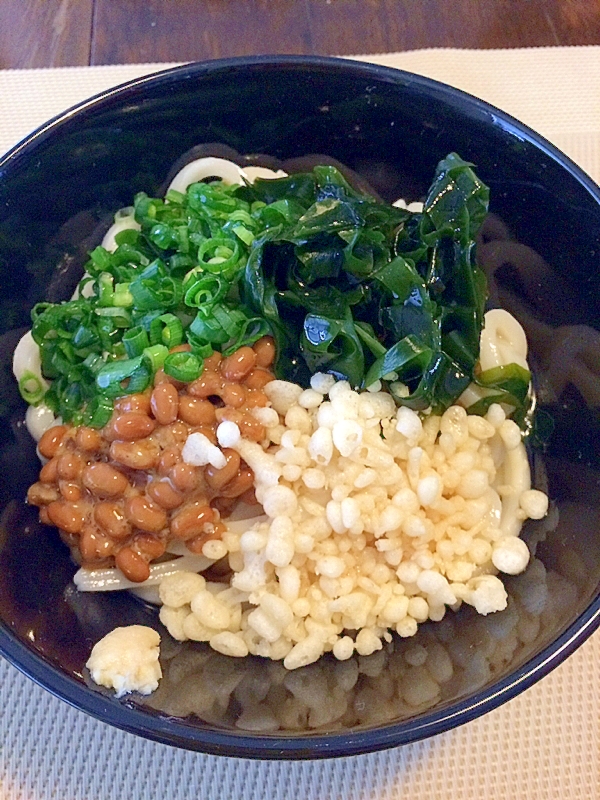 黒色の器に盛られた生わかめたっぷりぶっかけうどん