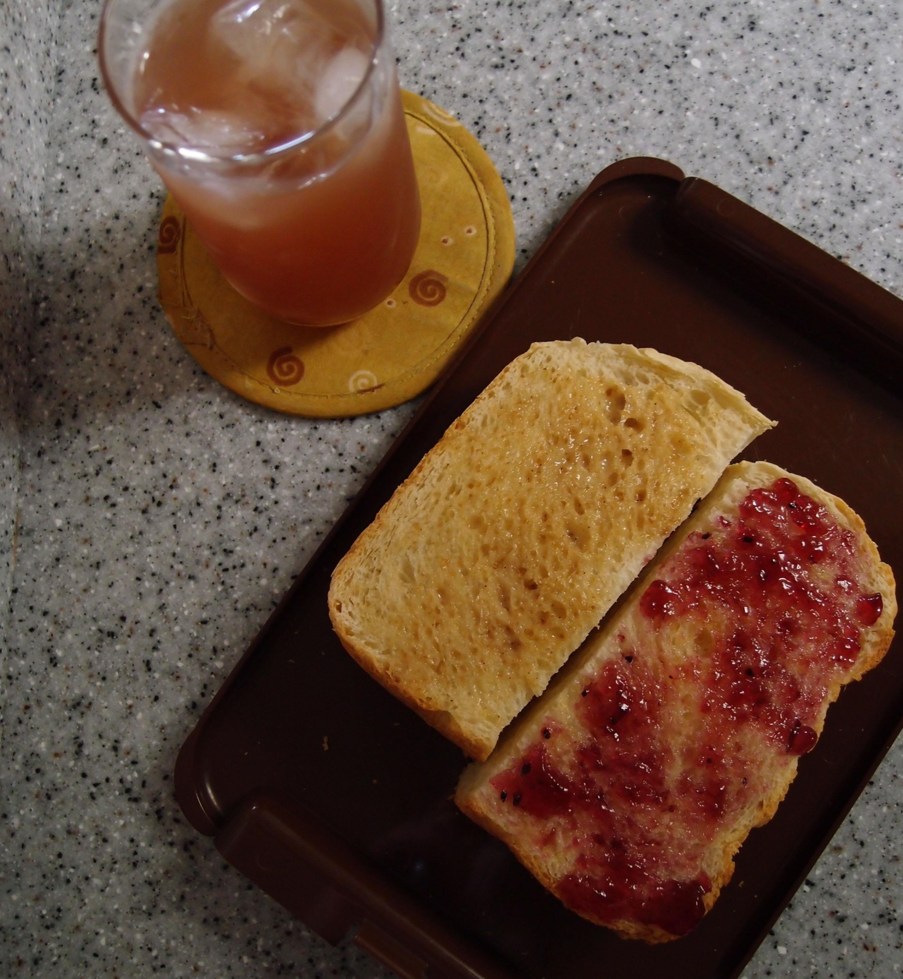 ぶどうジュースとトーストの朝食