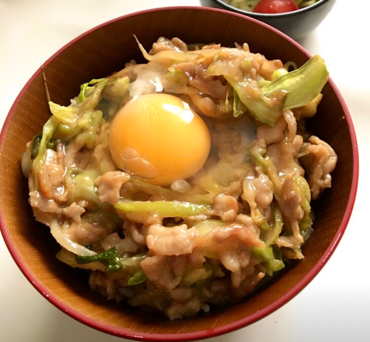 お椀に盛られた豚肉とキャベツの卵のせ丼