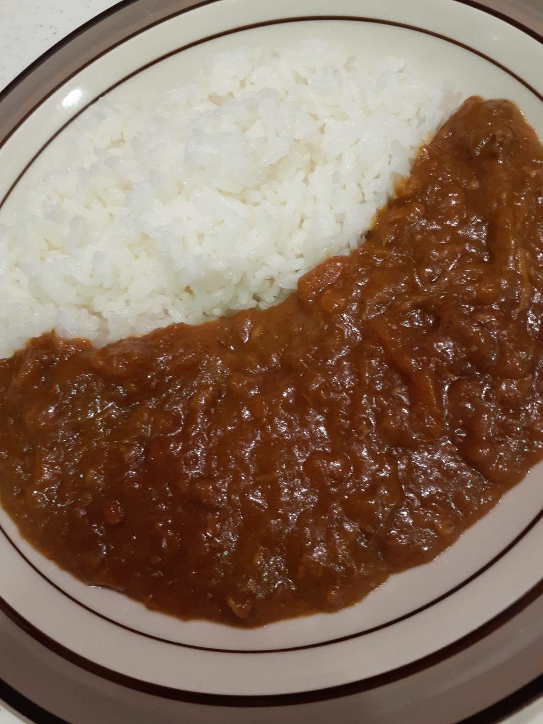 平皿に盛られたキャベツカレーとライス