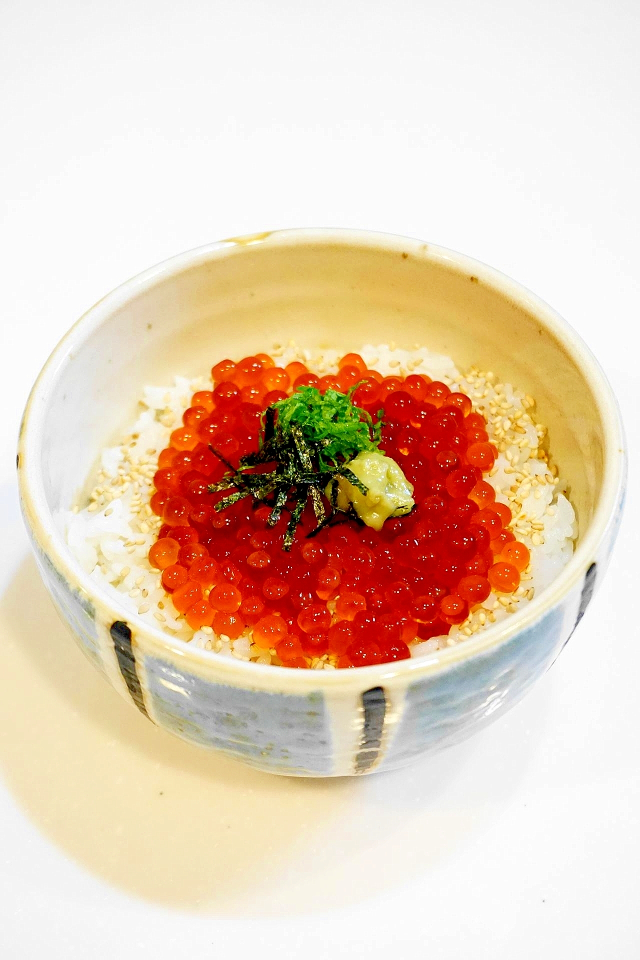 ひと口食べると箸が止まらない美味しさ！生いくら丼