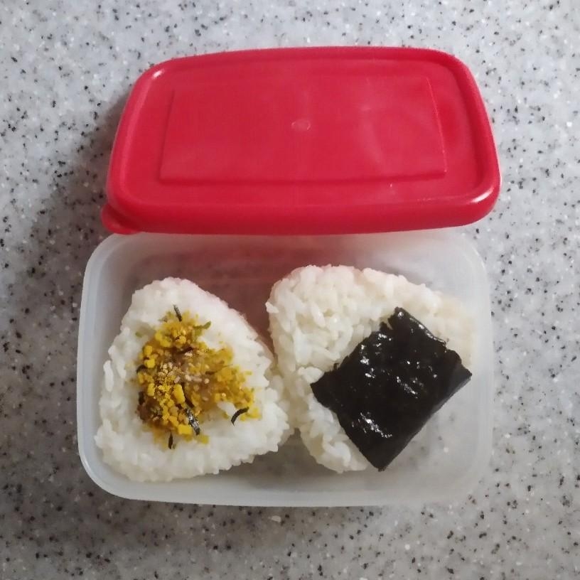 ちりめんじゃことたくあんと摺り胡麻のおにぎり弁当