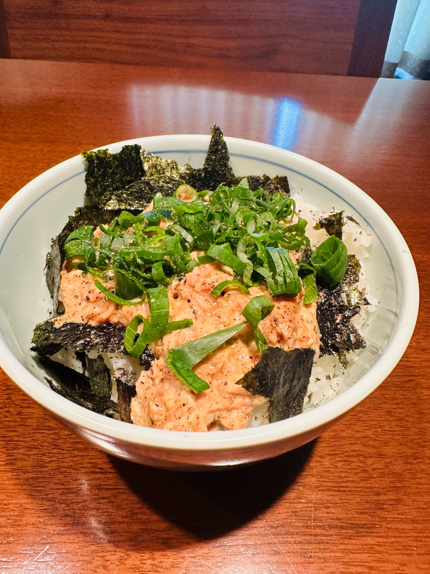 丼にツナマヨ丼が入っている