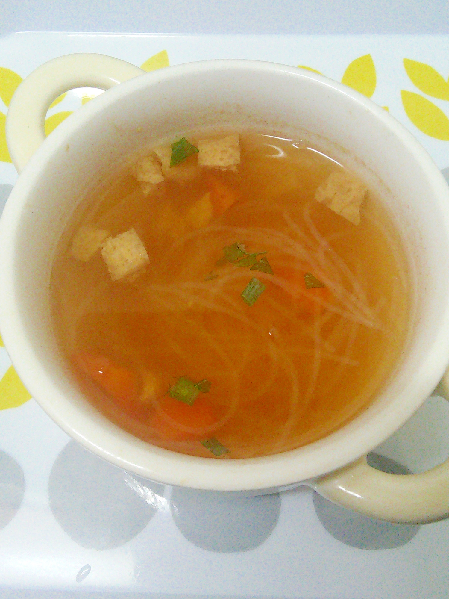 白いスープカップに入っている油揚げとにんじんの和風春雨スープ