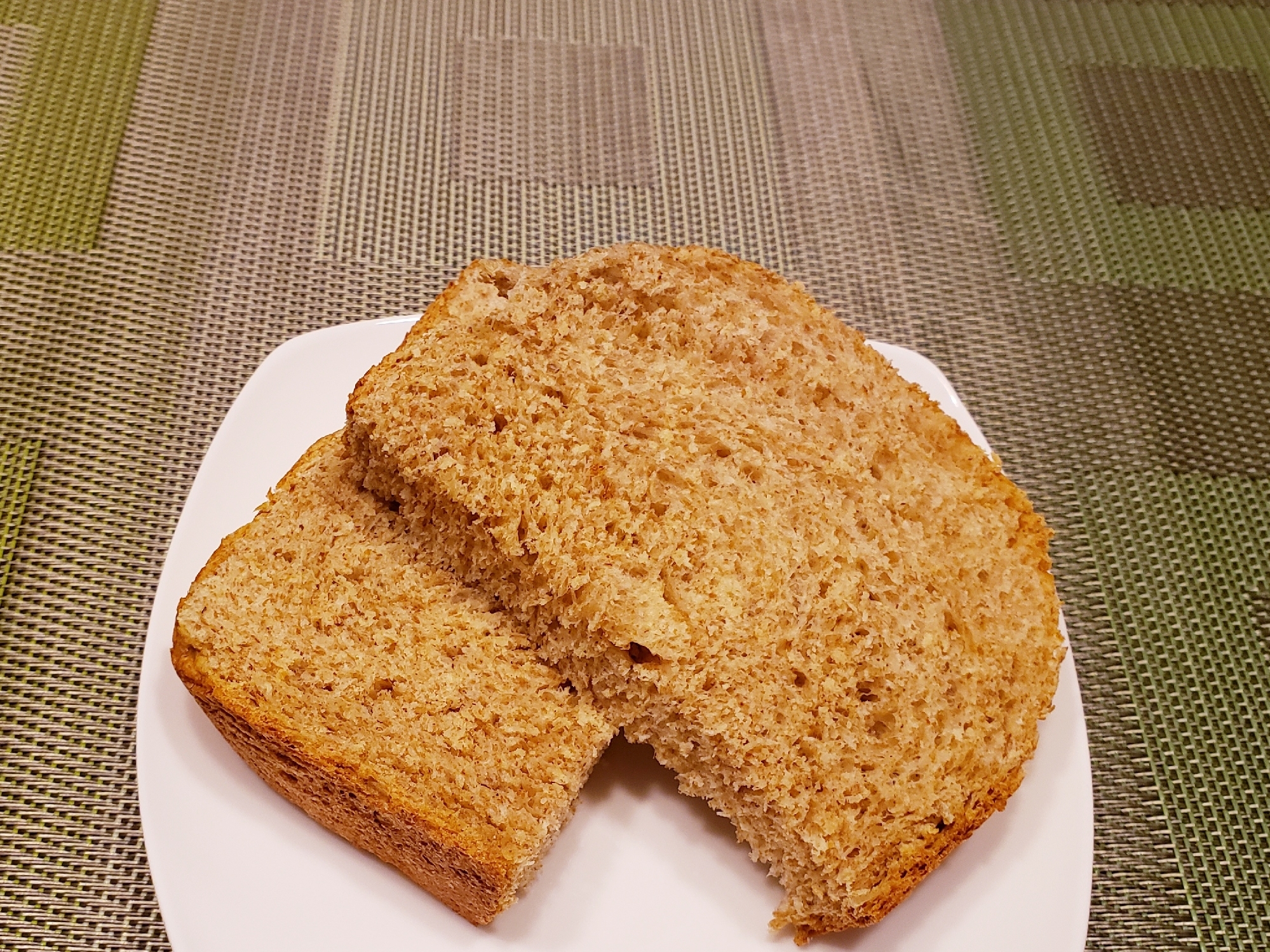 白い皿にのった、ふすまのこんがり食パン