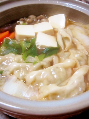 超簡単うまうま餃子鍋 市販の餃子と袋麺で レシピ 作り方 By