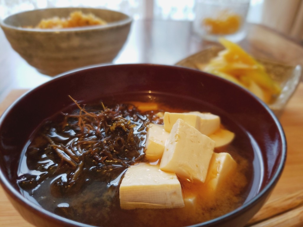 お碗に盛られたふのりと豆腐の味噌汁