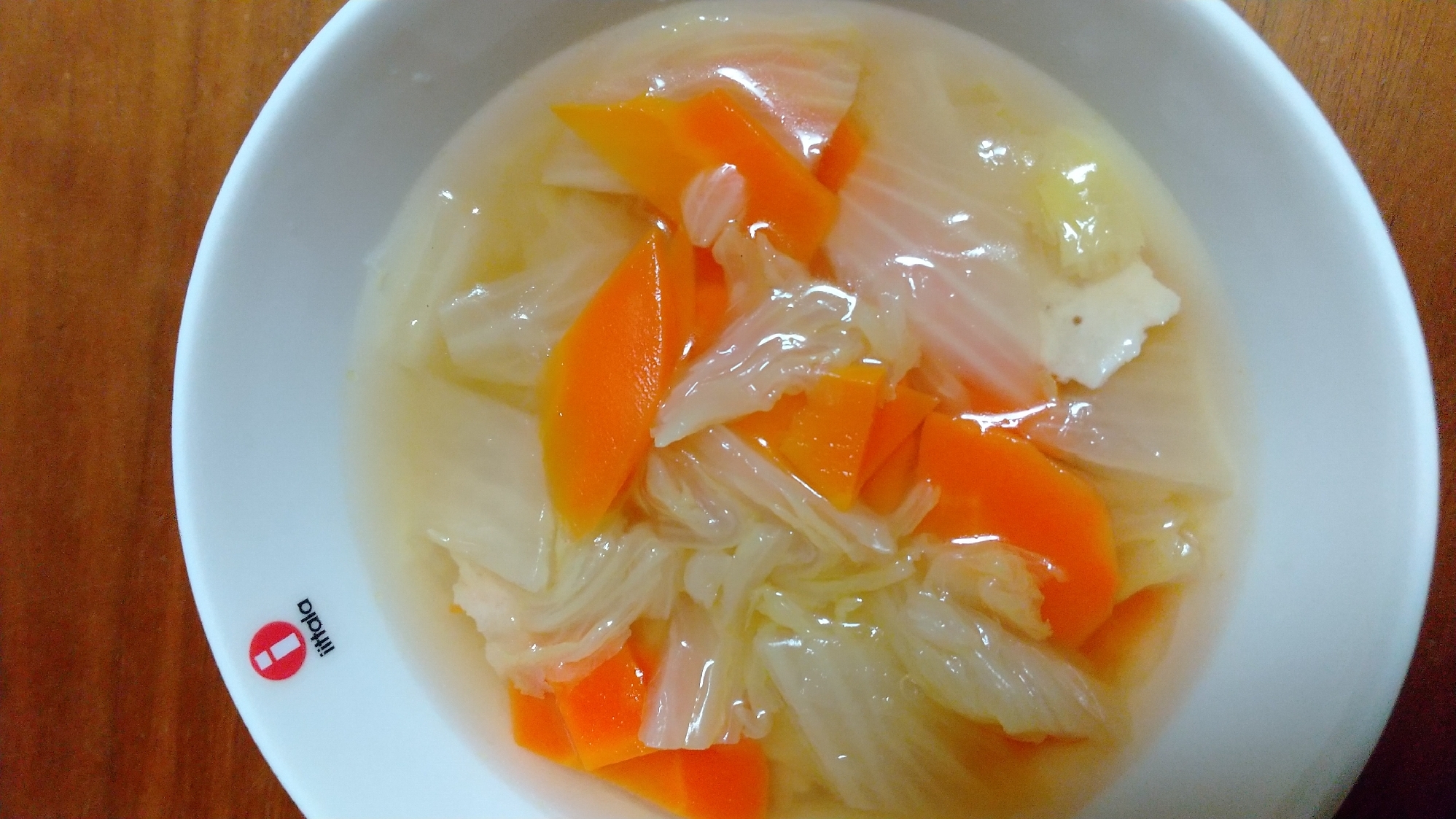 白菜とにんじんのコンソメスープ