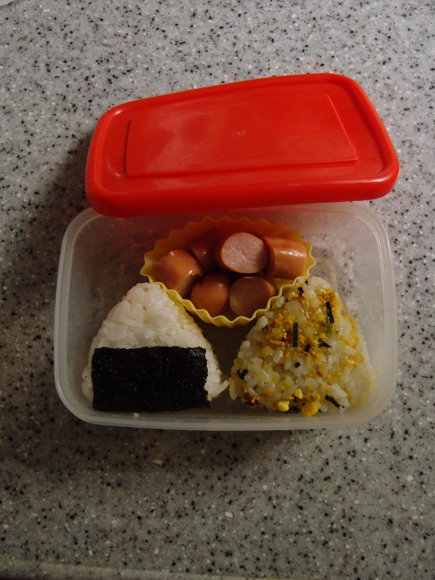 スパイシーなウィンナーとおにぎりのお弁当