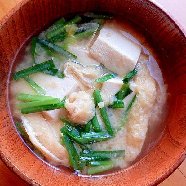 お椀に盛られたニラと豆腐と油揚げの味噌汁