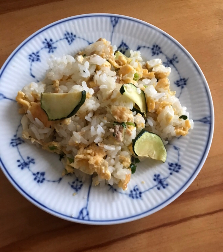 白地に青い柄が入った器に盛り付けたズッキーニとツナのチャーハン