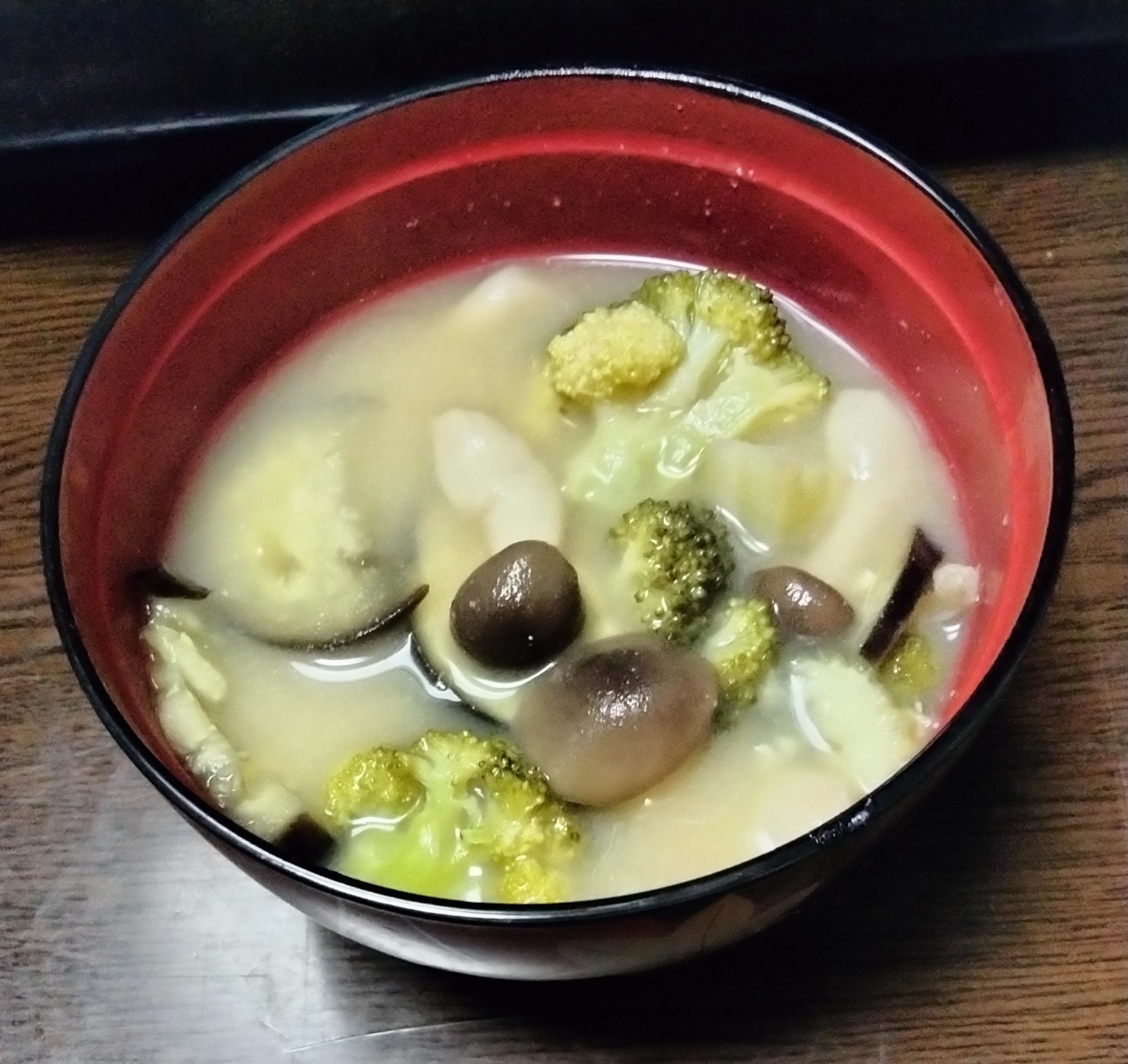 茄子しめじブロッコリーの味噌汁