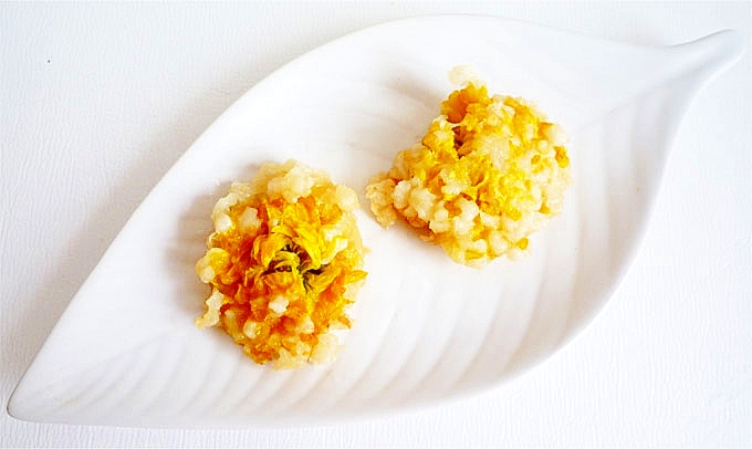 白いお皿に並んだ菊の天ぷら2つ