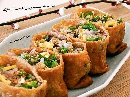 白い皿に盛られたわさび菜のいなり寿司