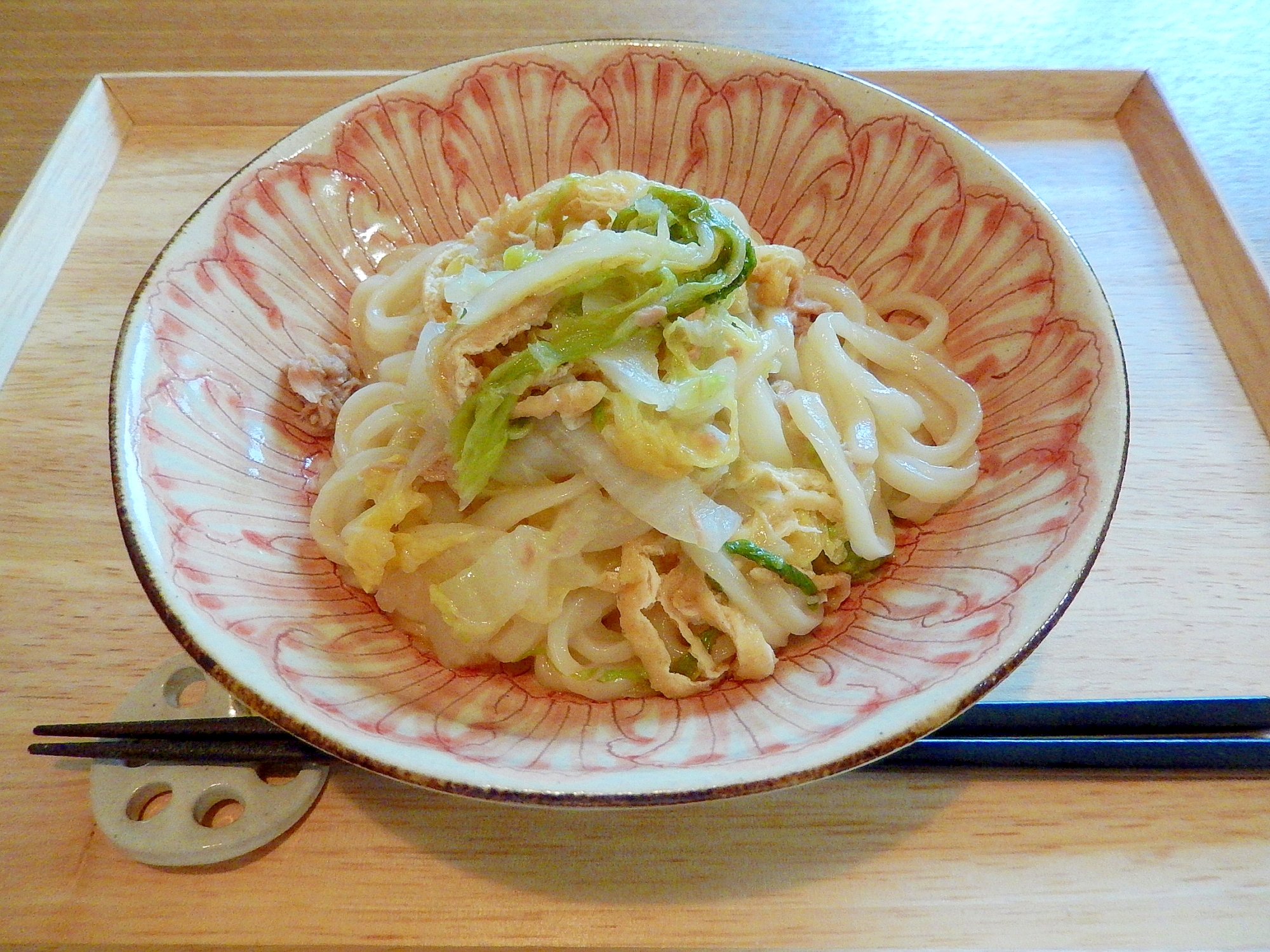 平皿に盛り付けられた白菜とツナ缶入りの汁なしうどん