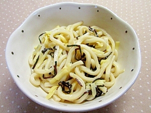 器に盛り付けた塩こんぶチーズうどん