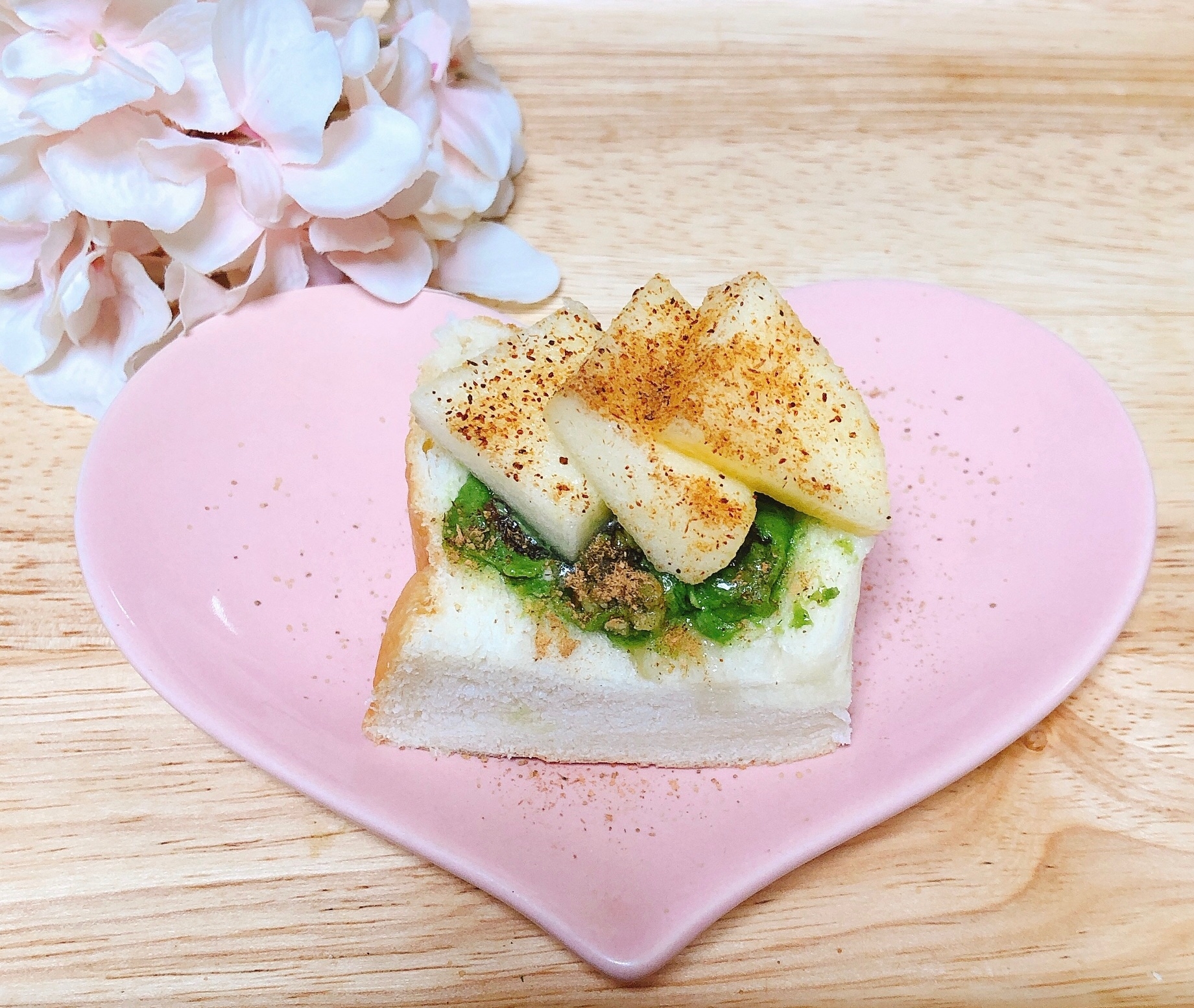 抹茶とりんごパン✧˖°