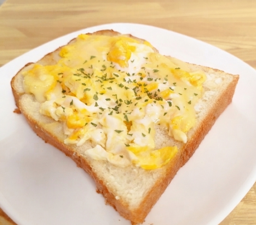 とろ〜り【チーズスクランブルエッグトースト】