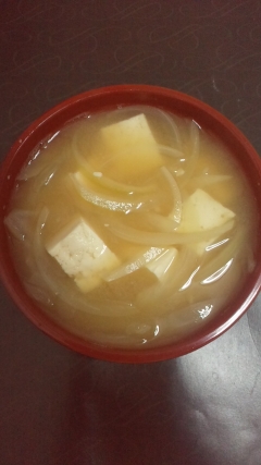 豆腐と玉ねぎのお味噌汁