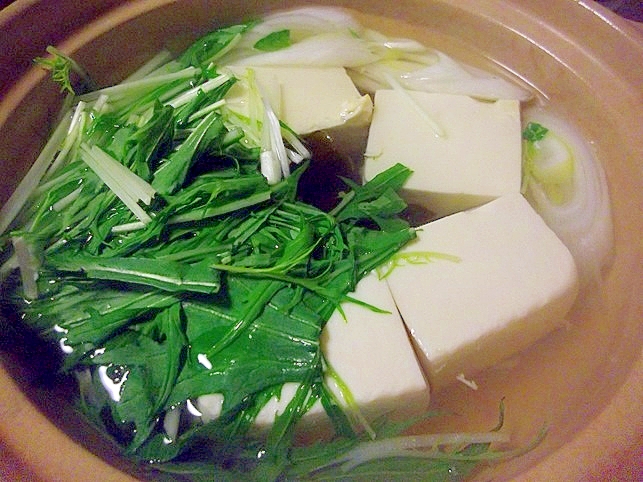 土鍋で煮込まれている水菜入りの湯豆腐