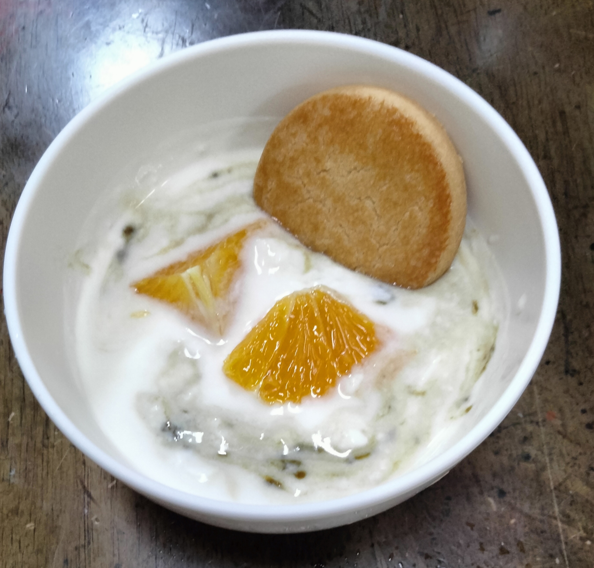 今日のヨーグルト♡青汁混ぜてオレンジ&クッキーのせ