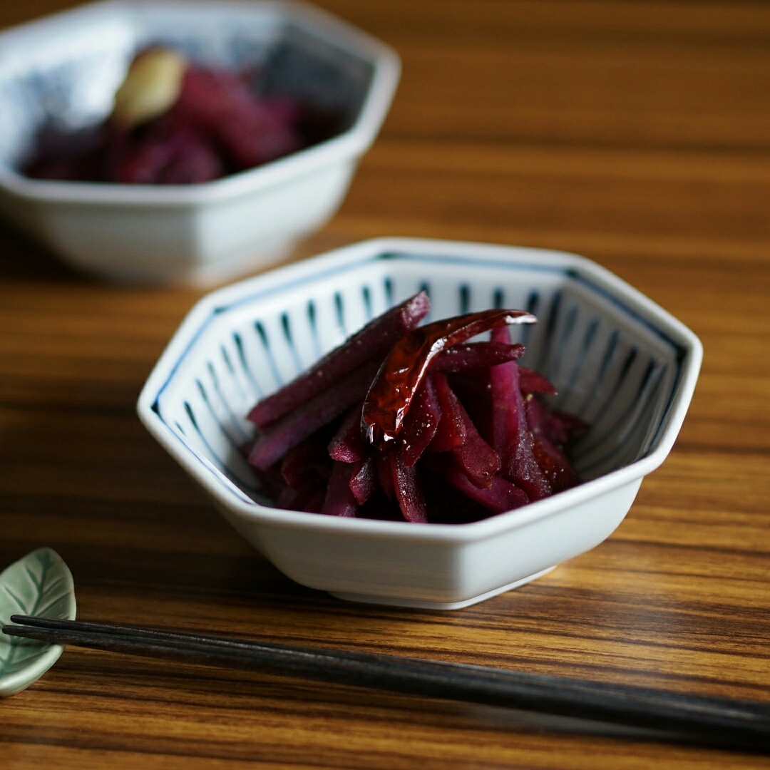 小鉢に盛られた紫芋のビネガーきんぴらと葉っぱ型の箸置きに置かれたはし