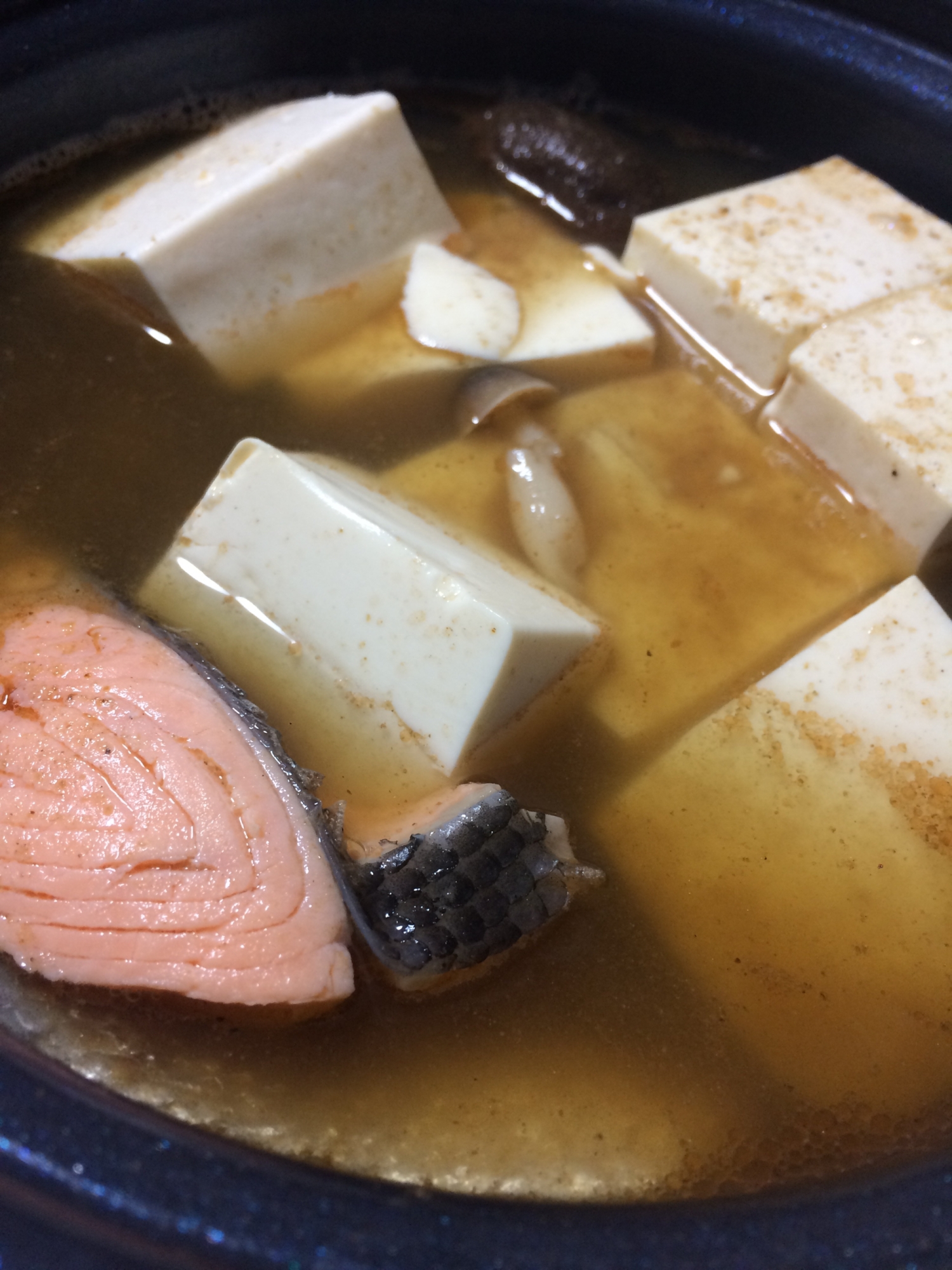 10. ふんわりサケと豆腐の鍋