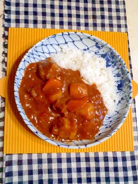 白地に青い柄入りの皿に盛られたイノシシ肉のカレー