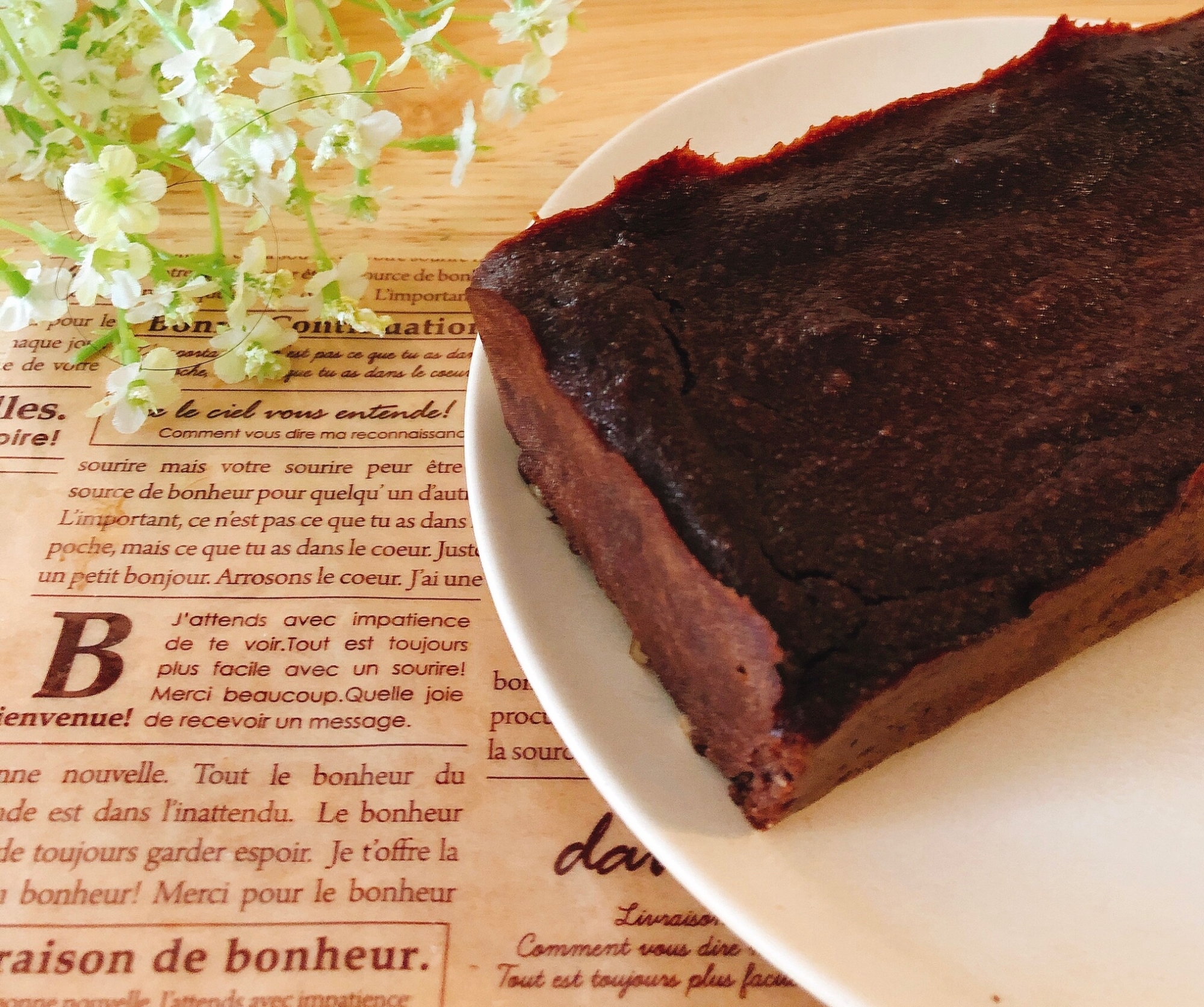 白い丸皿に盛り付けた粉豆腐のチョコレートケーキ