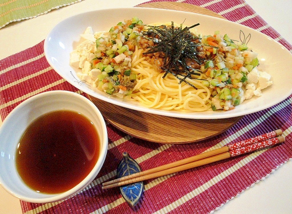 白い長皿に盛りつけられた、夏野菜と刻み海苔の納豆スパゲッティ
