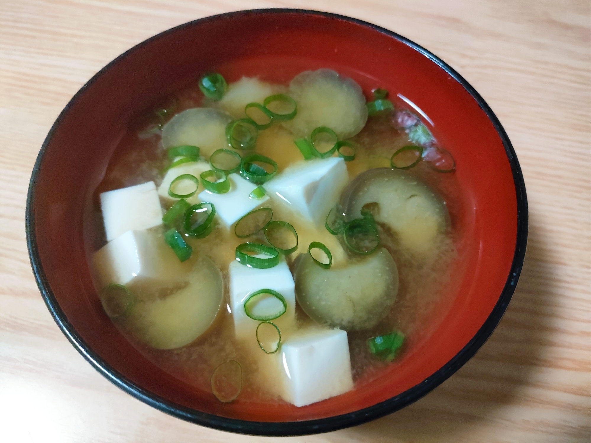 豆腐となすと小ねぎの味噌汁