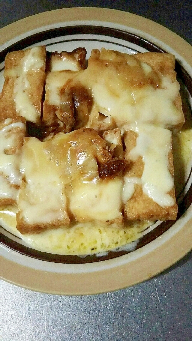皿に盛られた厚揚げのチーズ焼き