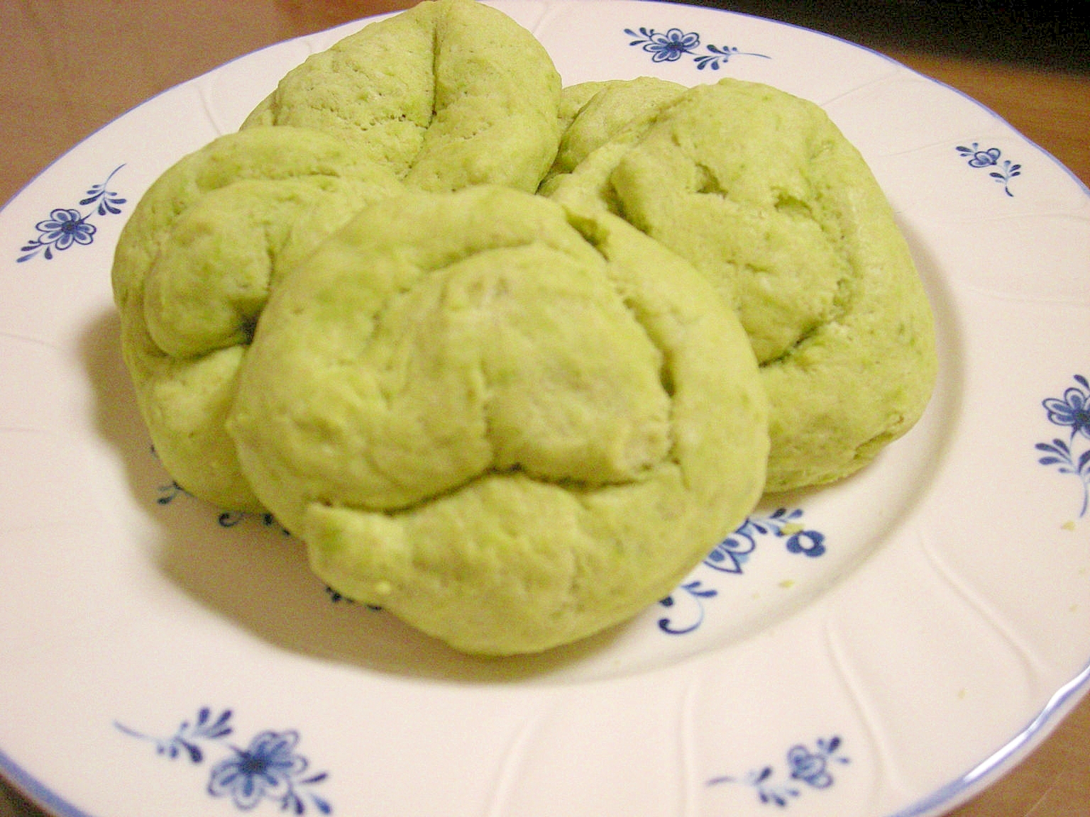 白い丸皿に盛り付けられた粉末緑茶入りクリームチーズクッキー