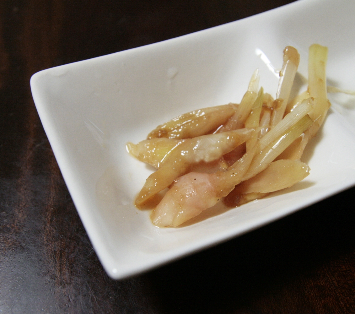 白い角皿に盛りつけられている葉生姜のしょうゆ漬け