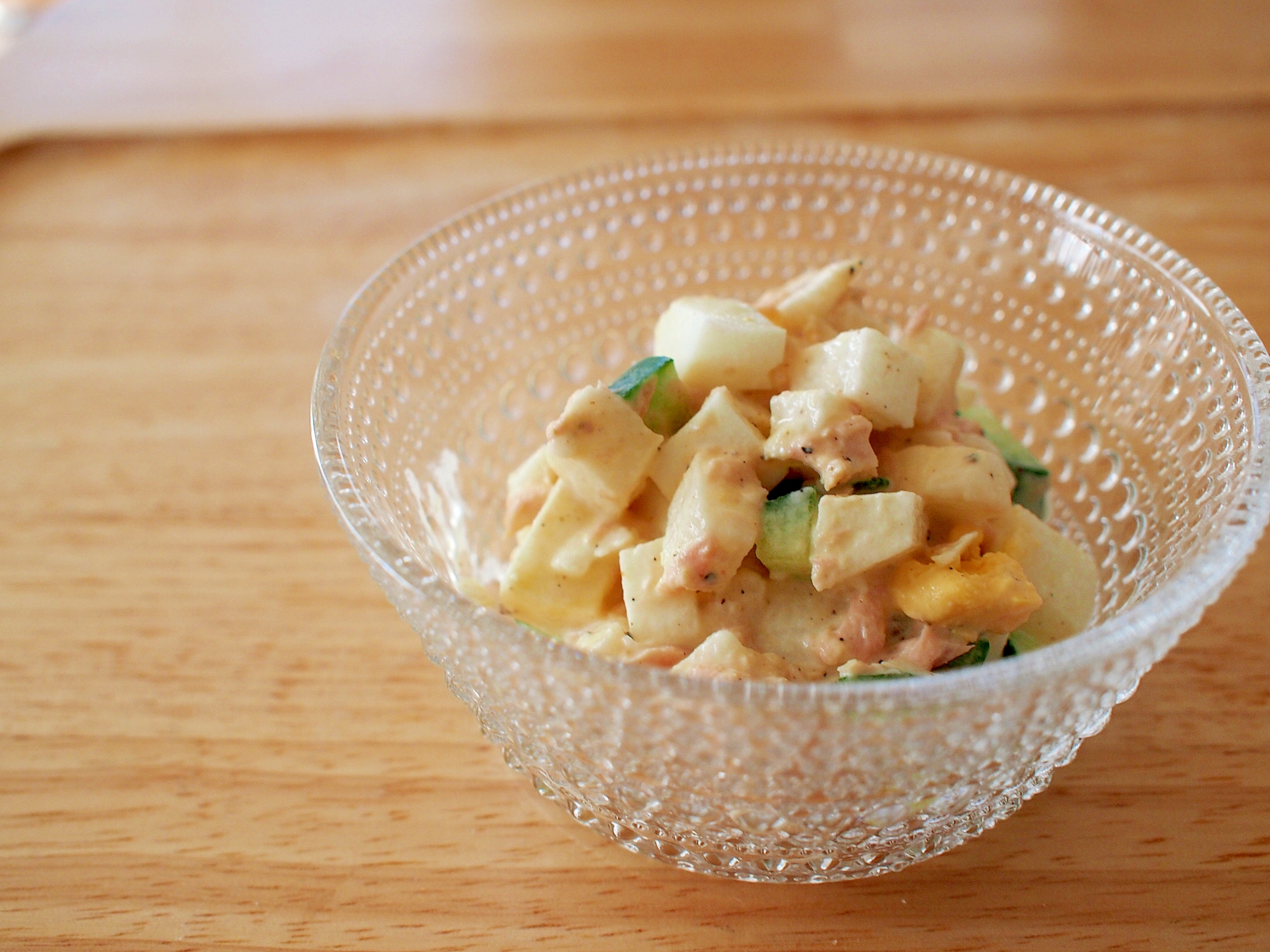 ガラス製の皿に盛りつけられた、長芋サラダ