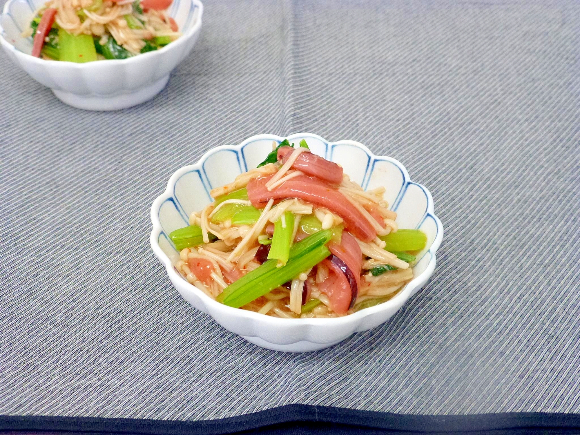 和食器に盛り付けた小松菜とえのきだけのイカ明太和え