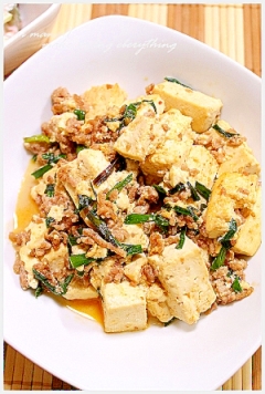 ボリューム満点！豆腐とニラのピリ辛味噌炒め