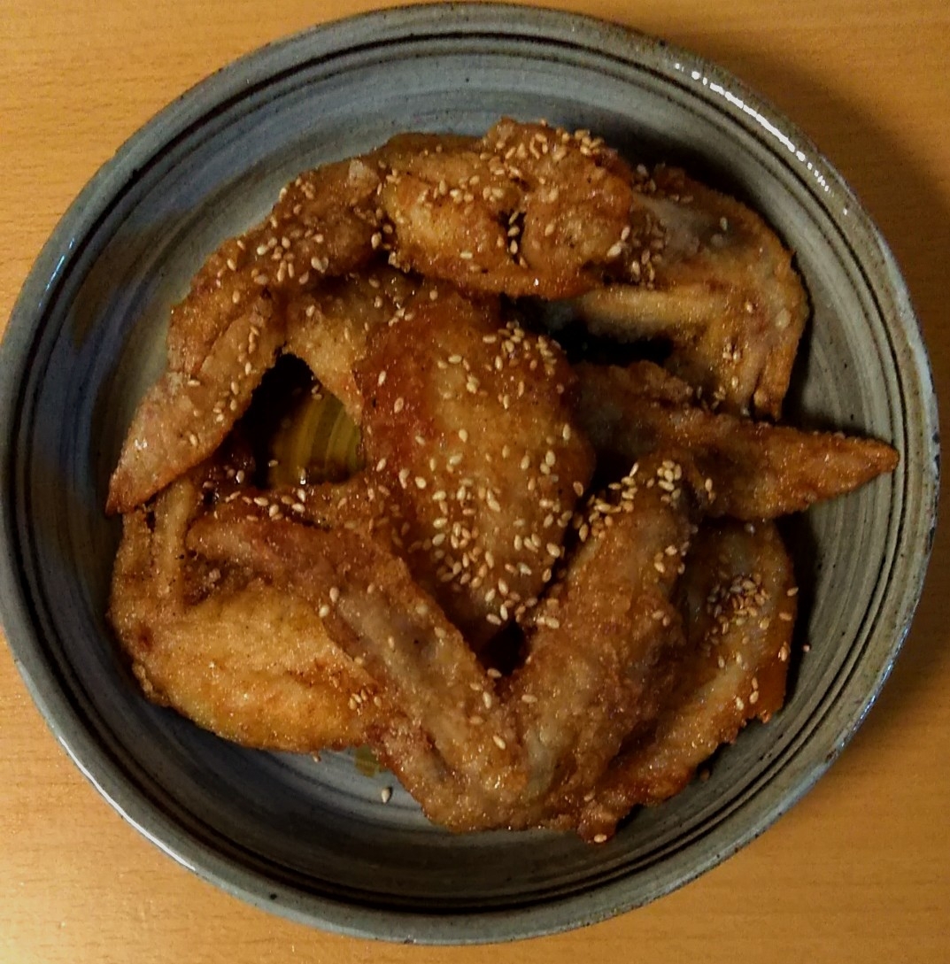 陶器の皿に盛った名古屋風手羽先唐揚げ